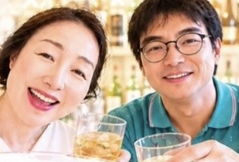 乾杯する橋本みよこさんとそらおは